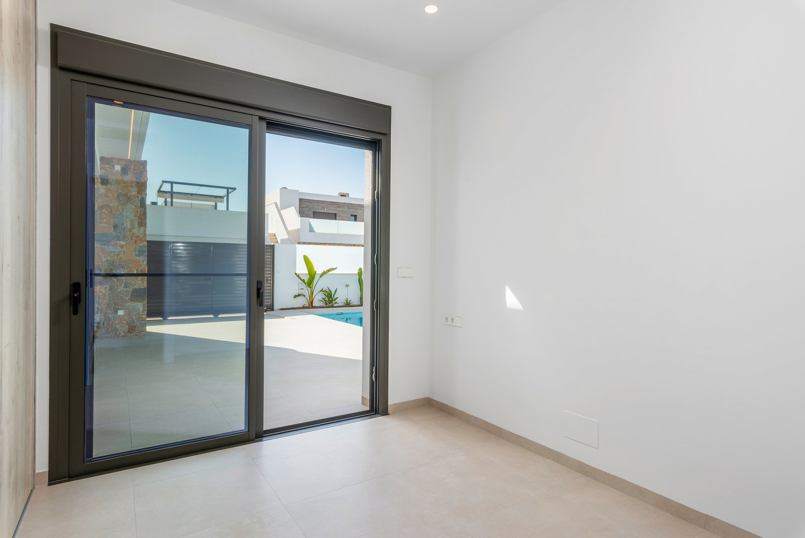 In der charmanten Stadt Los Alcázares gelegen, bietet dieser Wohnkomplex 23 freistehende Häuser, die für diejenigen entworfen wurden, die einen exklu