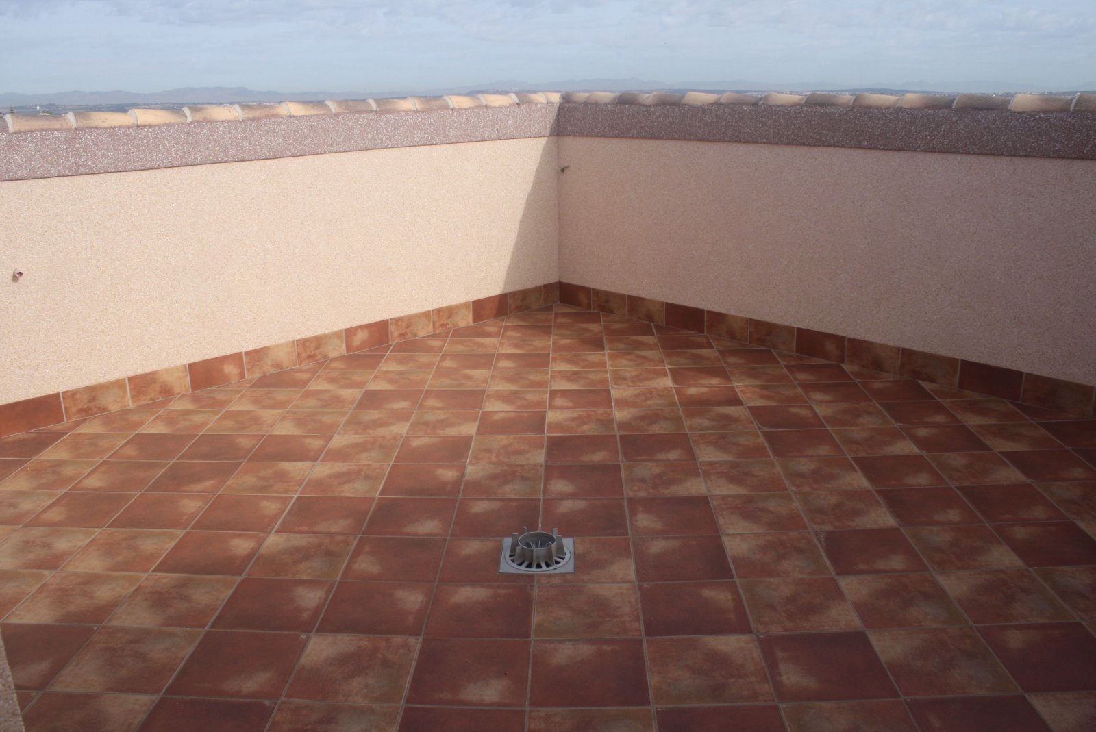 In der charmanten Stadt Torrevieja gelegen, bietet dieses Reihenhaus eine einzigartige Gelegenheit, das Leben an der Costa Blanca zu genießen. Mit nu