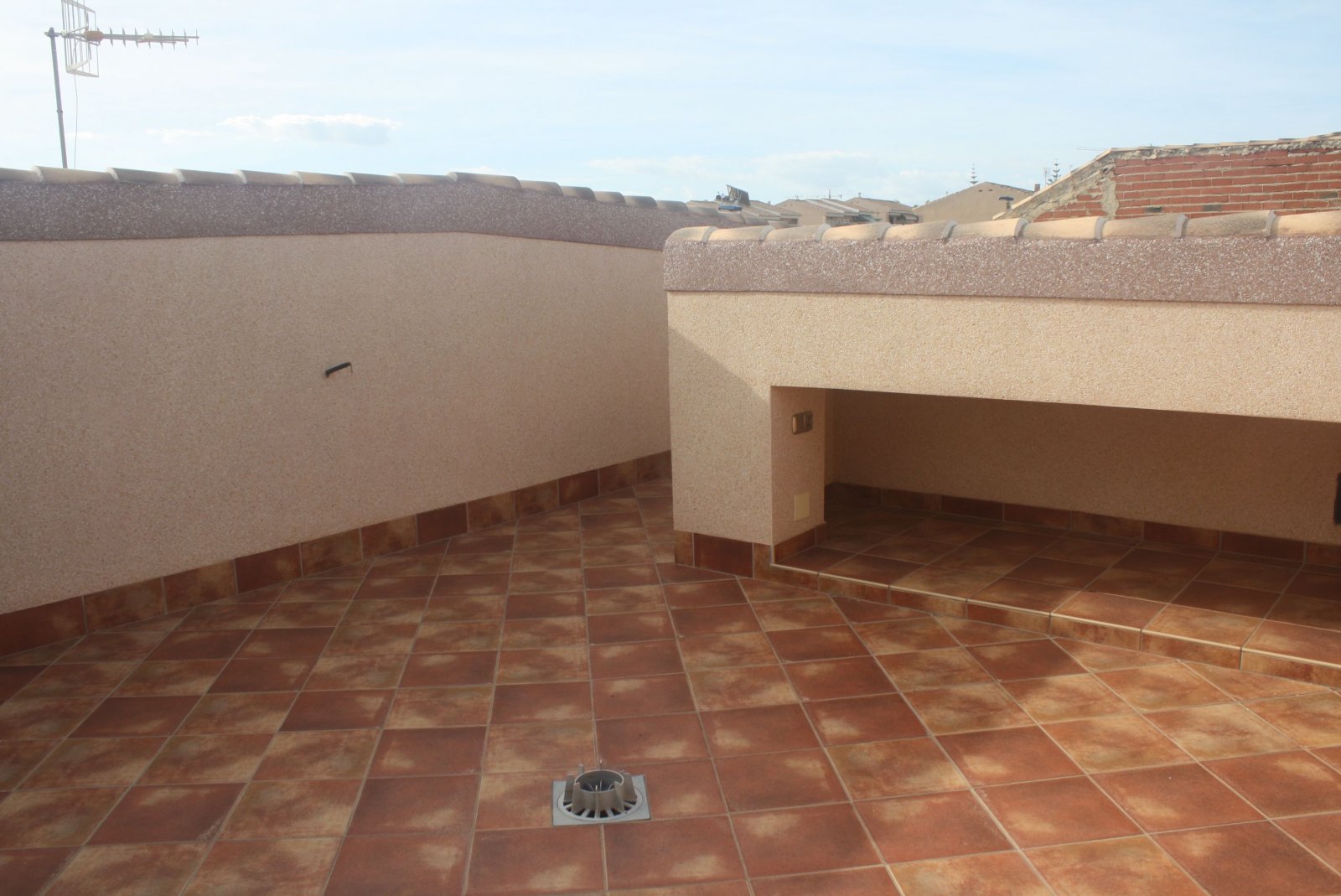 In der charmanten Stadt Torrevieja gelegen, bietet dieses Reihenhaus eine einzigartige Gelegenheit, das Leben an der Costa Blanca zu genießen. Mit nu