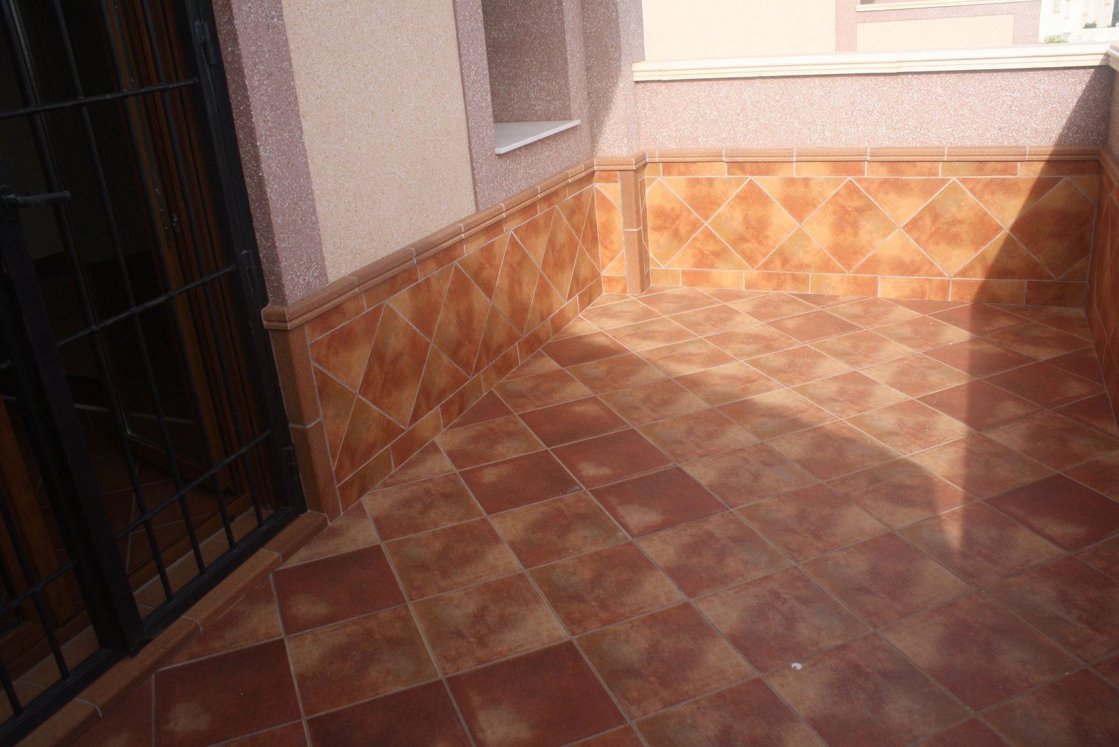 In der charmanten Stadt Torrevieja gelegen, bietet dieses Reihenhaus eine einzigartige Gelegenheit, das Leben an der Costa Blanca zu genießen. Mit nu