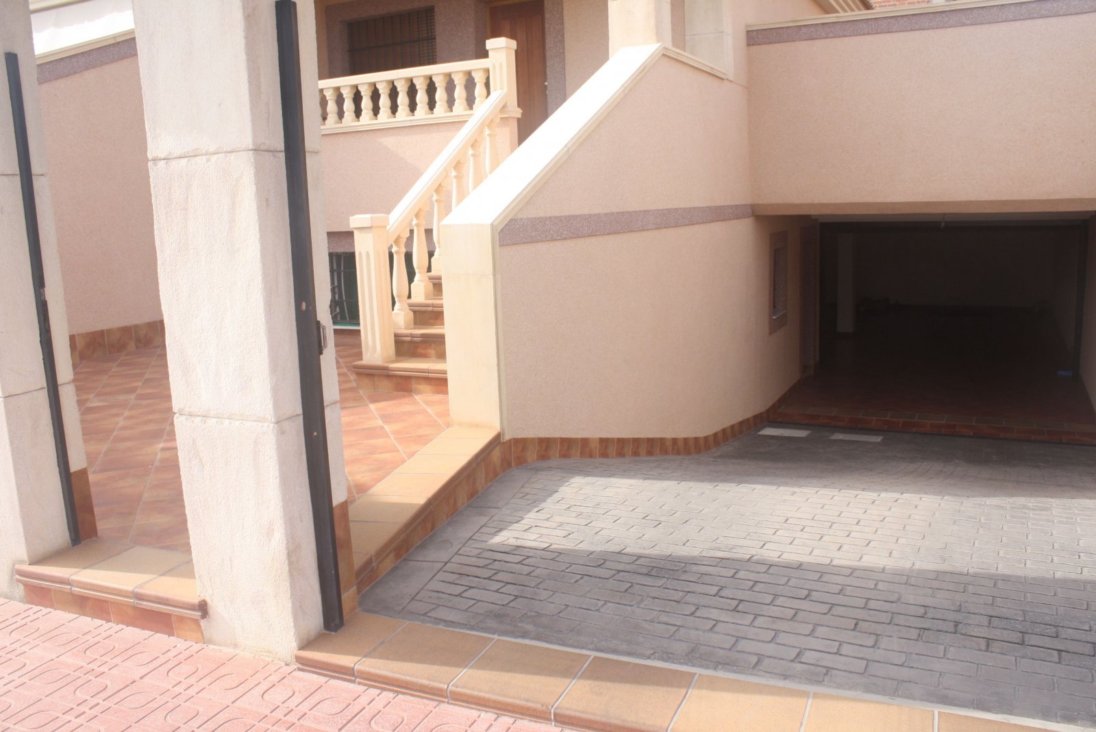 In der charmanten Stadt Torrevieja gelegen, bietet dieses Reihenhaus eine einzigartige Gelegenheit, das Leben an der Costa Blanca zu genießen. Mit nu