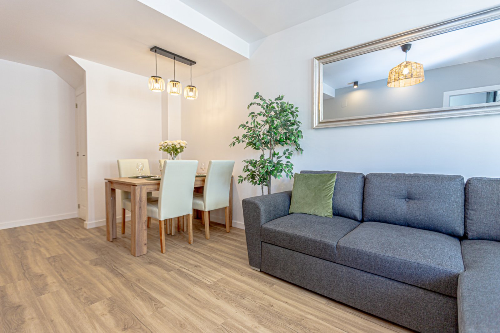 Wir präsentieren dieses wunderschöne Eckreihenhaus, das mit hochwertigen Materialien und viel Stil vollständig renoviert wurde, in der ruhigen und be