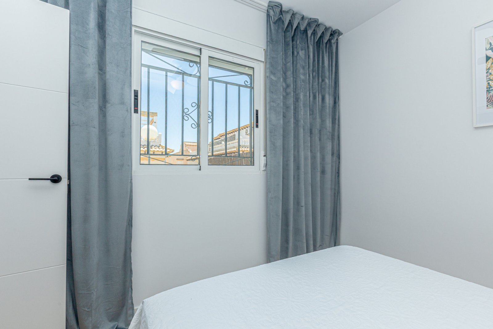Wir präsentieren dieses wunderschöne Eckreihenhaus, das mit hochwertigen Materialien und viel Stil vollständig renoviert wurde, in der ruhigen und be