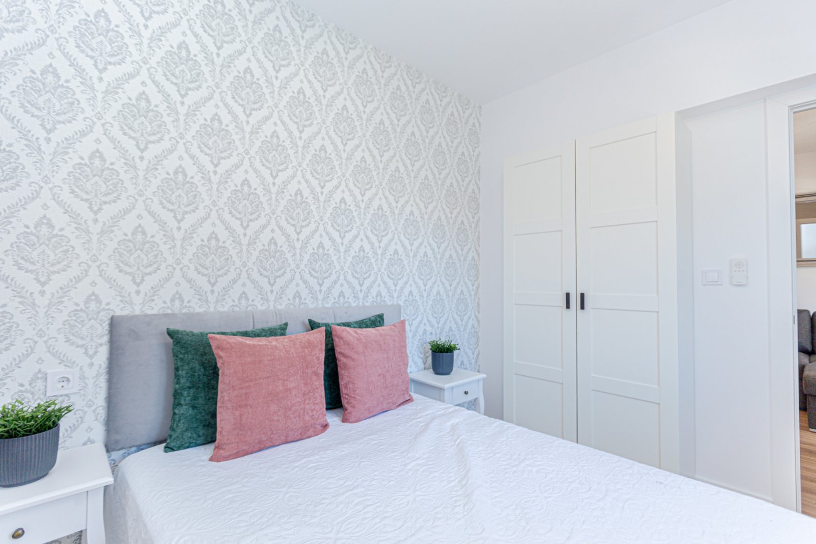 Wir präsentieren dieses wunderschöne Eckreihenhaus, das mit hochwertigen Materialien und viel Stil vollständig renoviert wurde, in der ruhigen und be