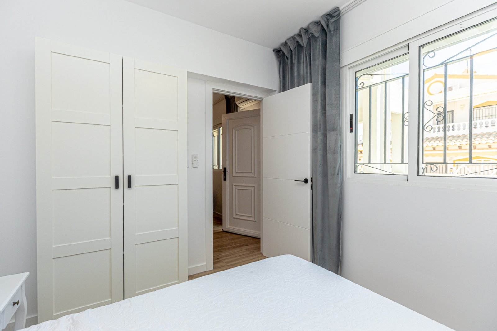 Wir präsentieren dieses wunderschöne Eckreihenhaus, das mit hochwertigen Materialien und viel Stil vollständig renoviert wurde, in der ruhigen und be