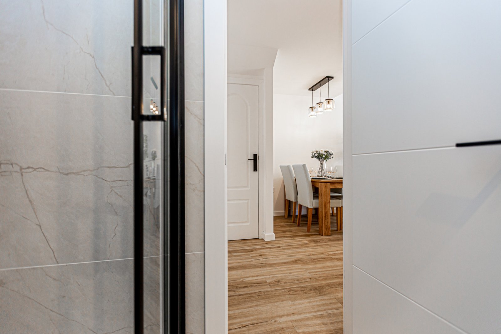 Wir präsentieren dieses wunderschöne Eckreihenhaus, das mit hochwertigen Materialien und viel Stil vollständig renoviert wurde, in der ruhigen und be