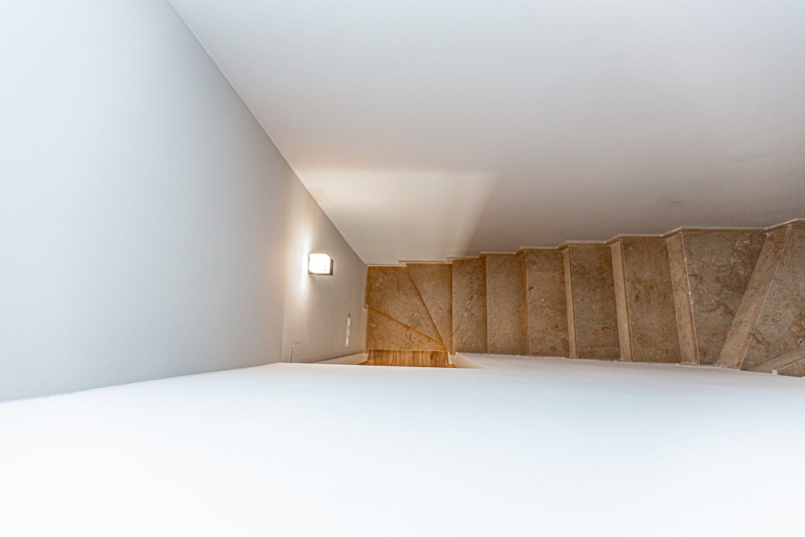 Wir präsentieren dieses wunderschöne Eckreihenhaus, das mit hochwertigen Materialien und viel Stil vollständig renoviert wurde, in der ruhigen und be
