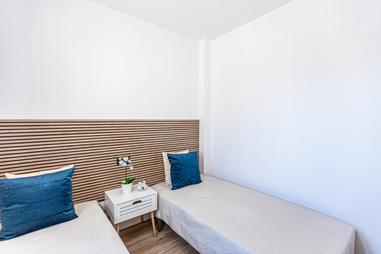 Wir präsentieren dieses wunderschöne Eckreihenhaus, das mit hochwertigen Materialien und viel Stil vollständig renoviert wurde, in der ruhigen und be