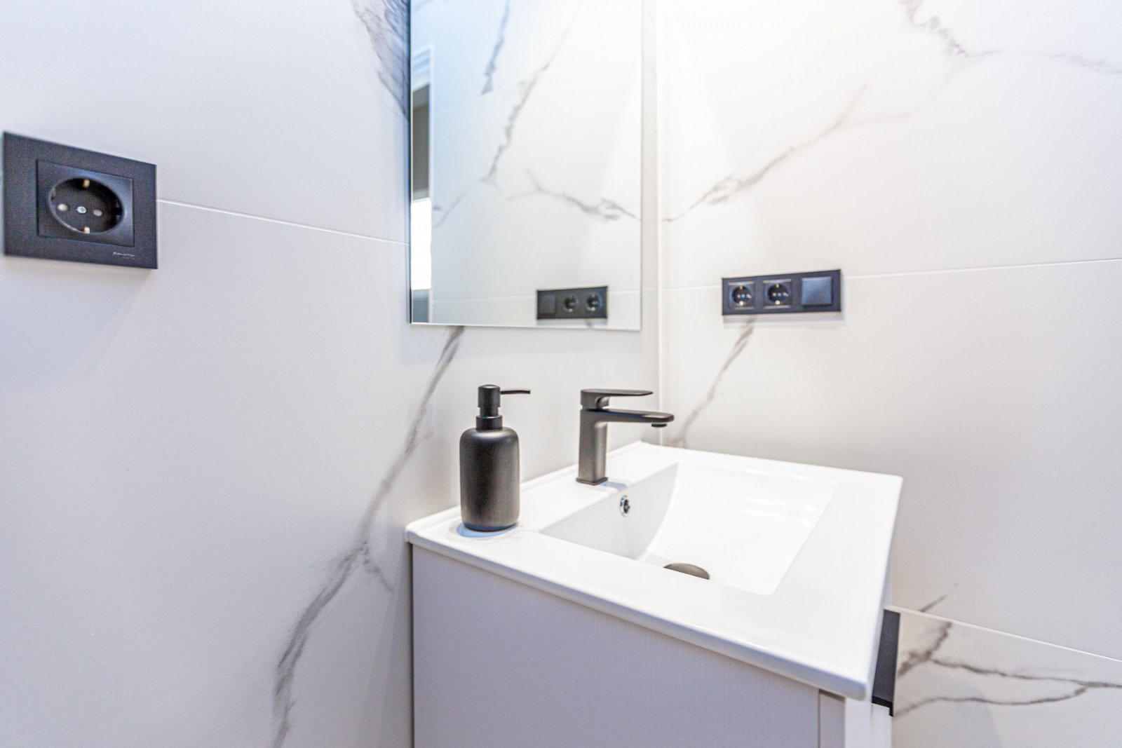 Wir präsentieren dieses wunderschöne Eckreihenhaus, das mit hochwertigen Materialien und viel Stil vollständig renoviert wurde, in der ruhigen und be