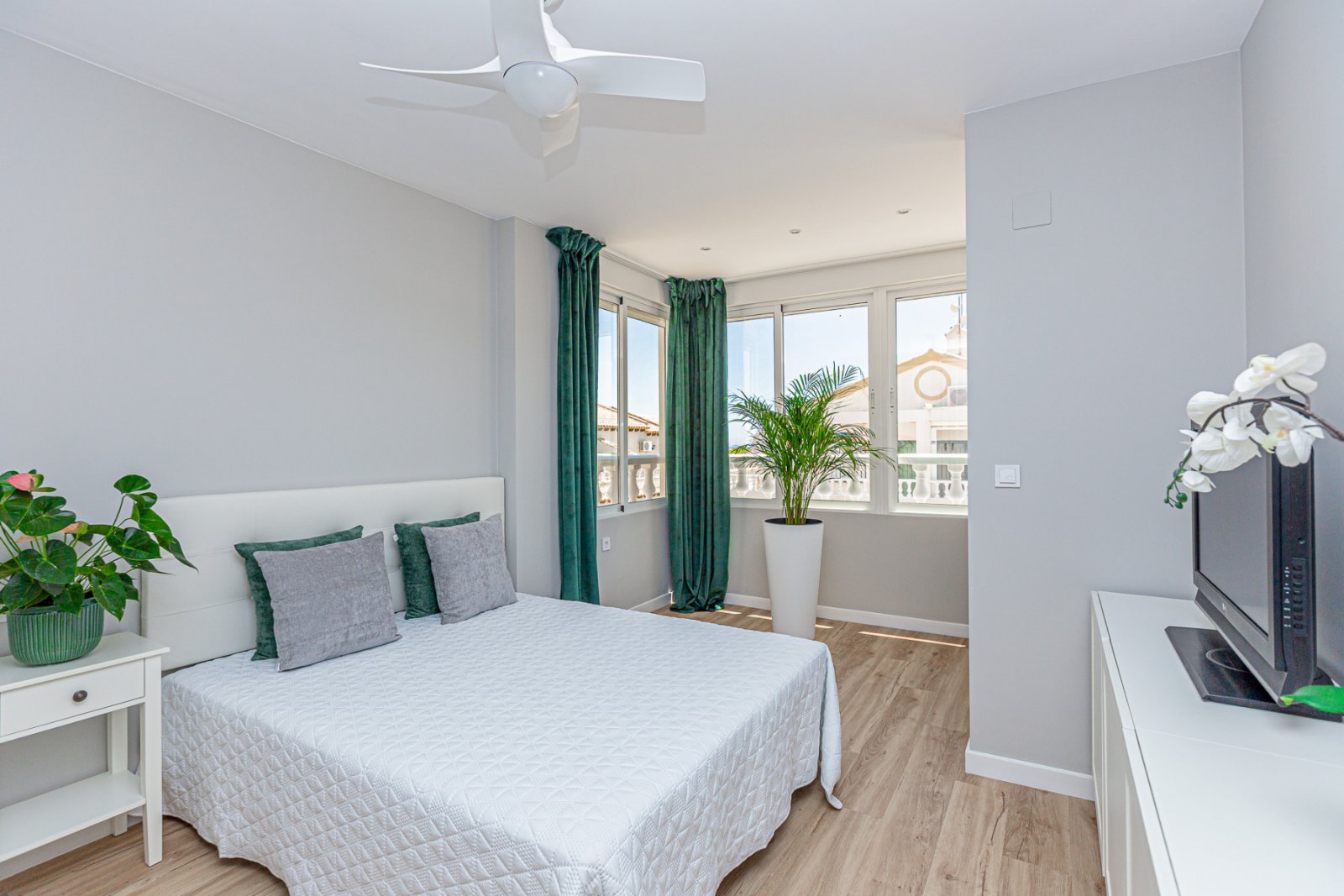 Wir präsentieren dieses wunderschöne Eckreihenhaus, das mit hochwertigen Materialien und viel Stil vollständig renoviert wurde, in der ruhigen und be