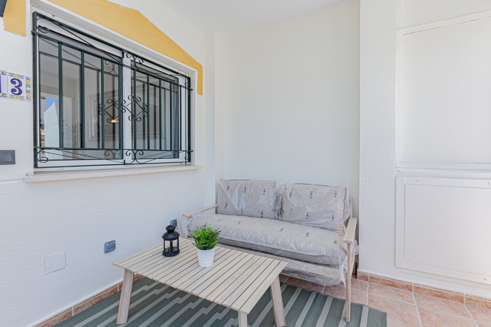 Wir präsentieren dieses wunderschöne Eckreihenhaus, das mit hochwertigen Materialien und viel Stil vollständig renoviert wurde, in der ruhigen und be