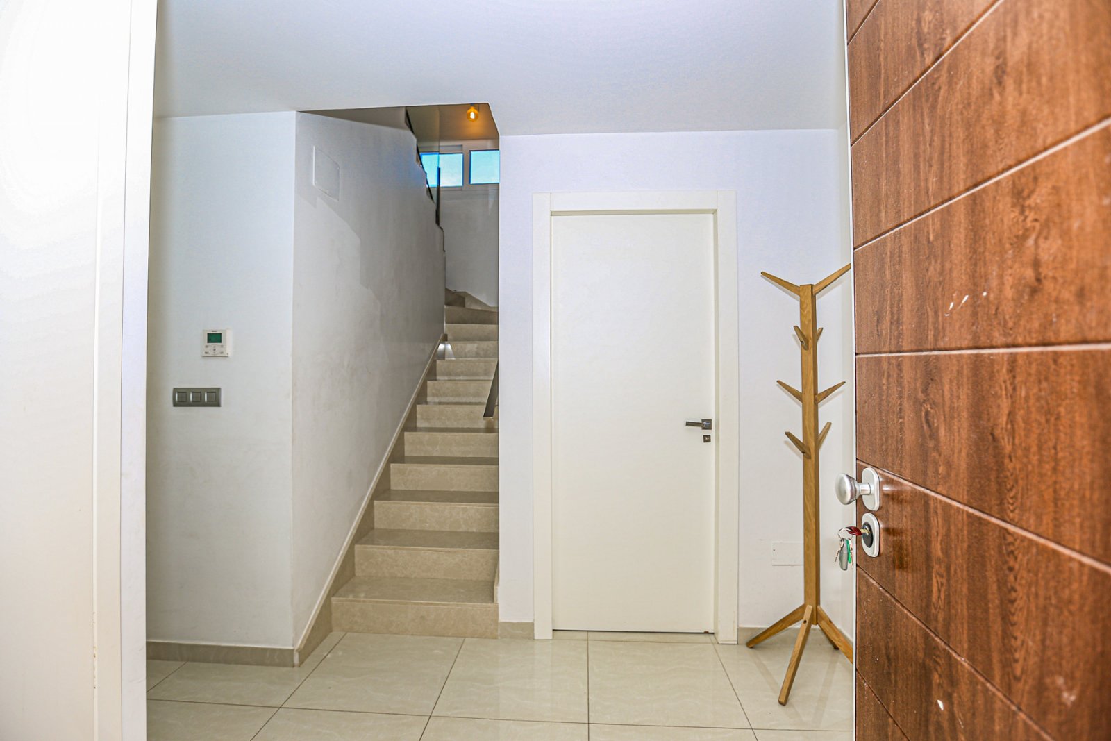 Wir präsentieren Ihnen diese exklusive freistehende Villa in der angesehenen Wohngegend Doña Pepa, Ciudad Quesada (Rojales). Das Haus befindet sich a