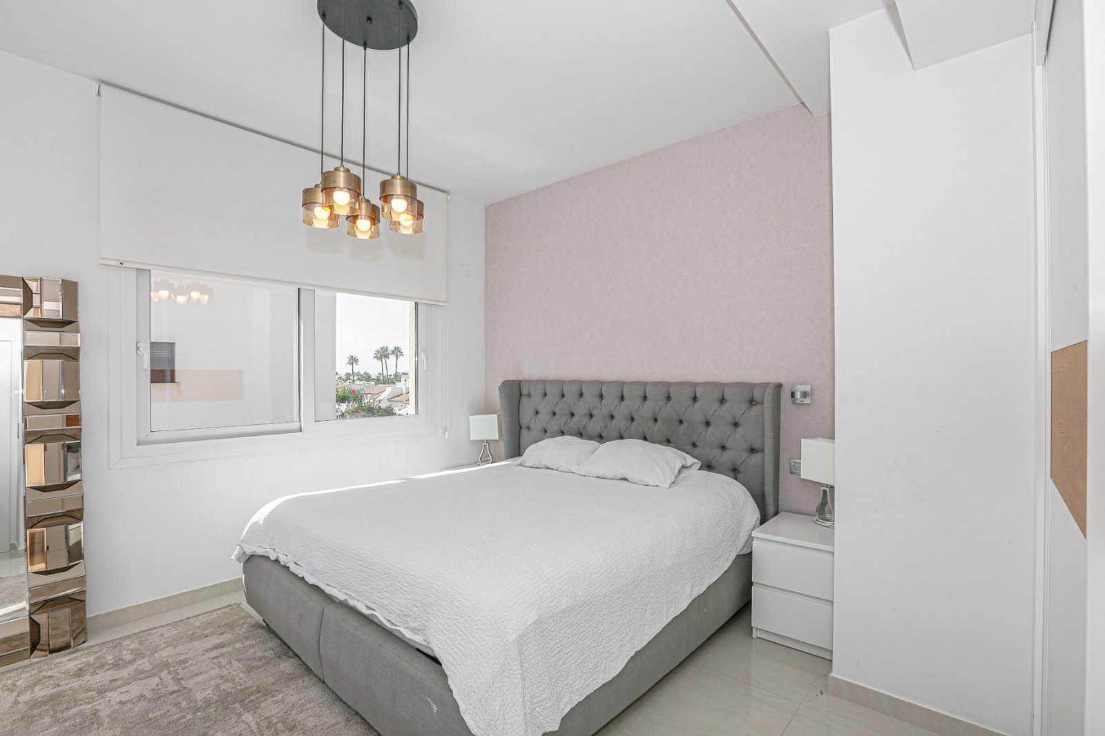 Wir präsentieren Ihnen diese exklusive freistehende Villa in der angesehenen Wohngegend Doña Pepa, Ciudad Quesada (Rojales). Das Haus befindet sich a