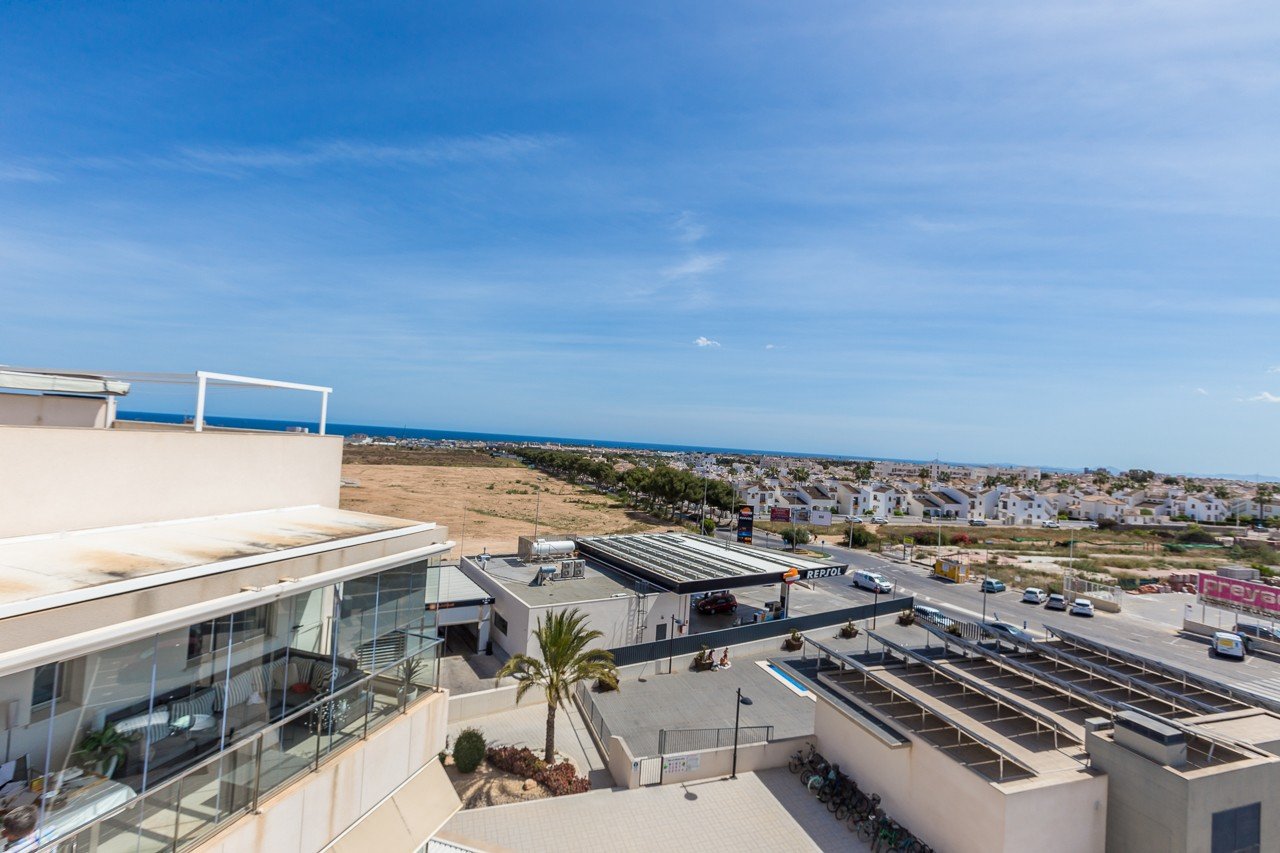 Erleben Sie luxuriöses Leben an der Küste in diesem atemberaubenden Penthouse-Wohnung zum Verkauf in der begehrten Gegend von Villamartin. Eigentlich