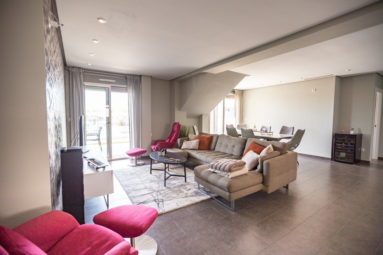 Erleben Sie luxuriöses Leben an der Küste in diesem atemberaubenden Penthouse-Wohnung zum Verkauf in der begehrten Gegend von Villamartin. Eigentlich