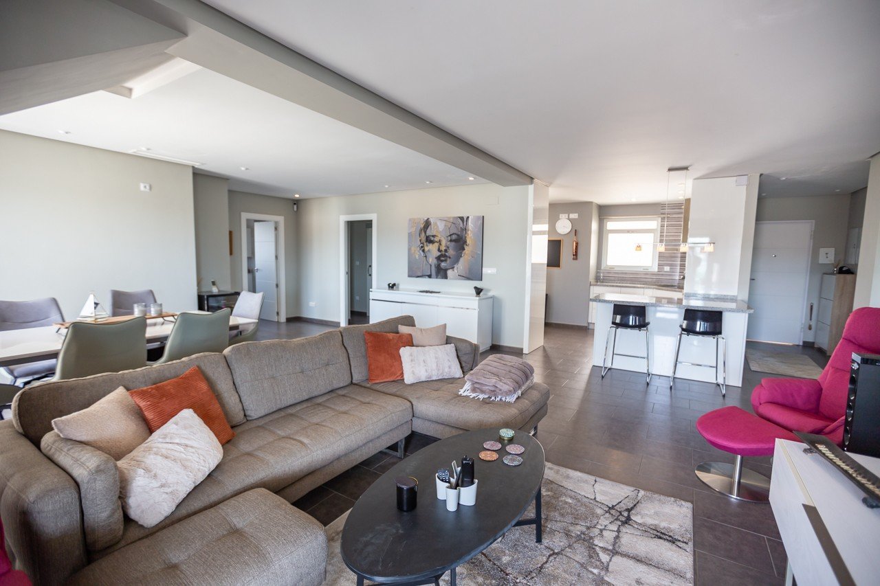 Erleben Sie luxuriöses Leben an der Küste in diesem atemberaubenden Penthouse-Wohnung zum Verkauf in der begehrten Gegend von Villamartin. Eigentlich