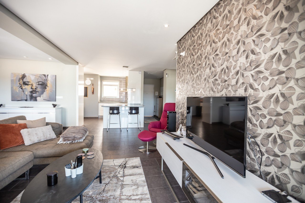 Erleben Sie luxuriöses Leben an der Küste in diesem atemberaubenden Penthouse-Wohnung zum Verkauf in der begehrten Gegend von Villamartin. Eigentlich