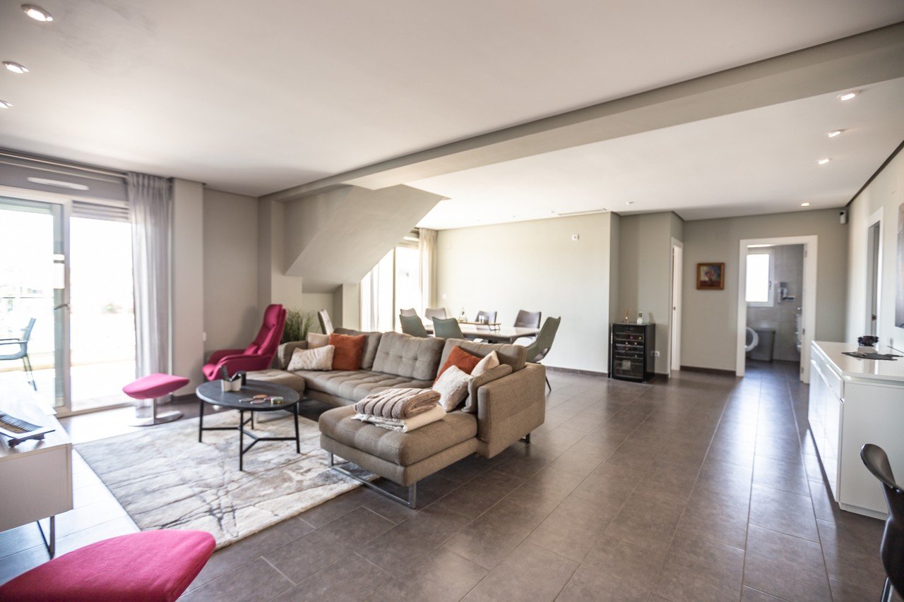 Erleben Sie luxuriöses Leben an der Küste in diesem atemberaubenden Penthouse-Wohnung zum Verkauf in der begehrten Gegend von Villamartin. Eigentlich