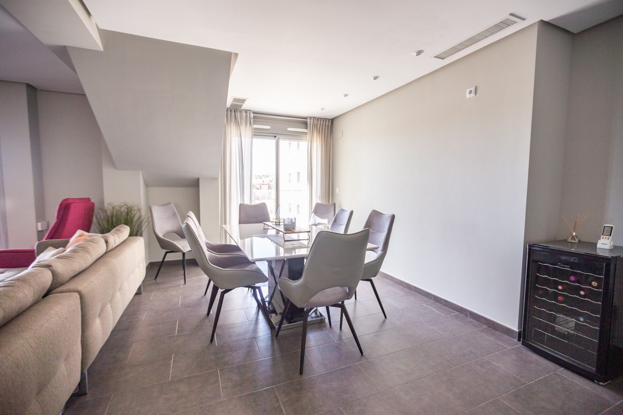 Erleben Sie luxuriöses Leben an der Küste in diesem atemberaubenden Penthouse-Wohnung zum Verkauf in der begehrten Gegend von Villamartin. Eigentlich