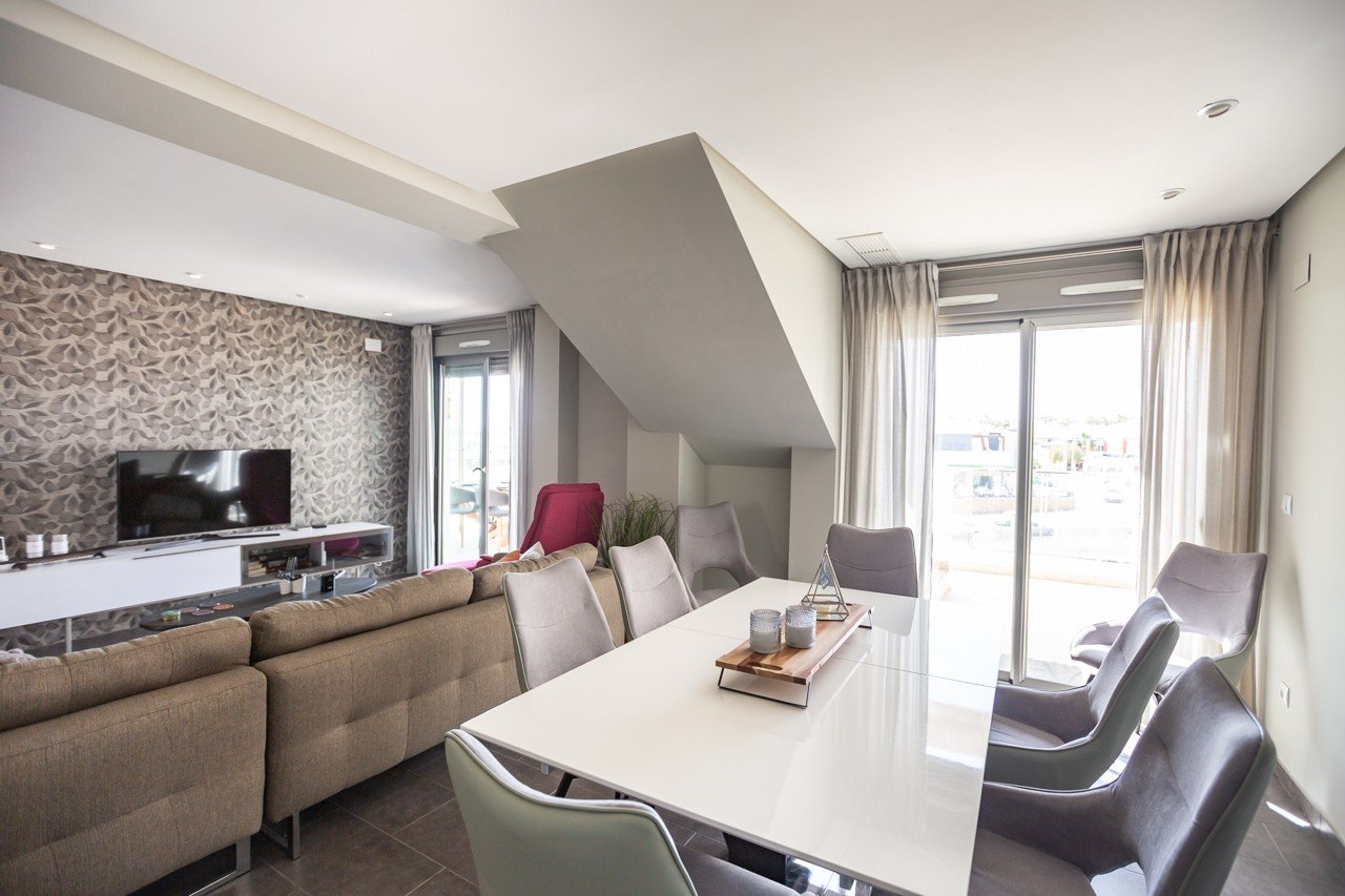 Erleben Sie luxuriöses Leben an der Küste in diesem atemberaubenden Penthouse-Wohnung zum Verkauf in der begehrten Gegend von Villamartin. Eigentlich