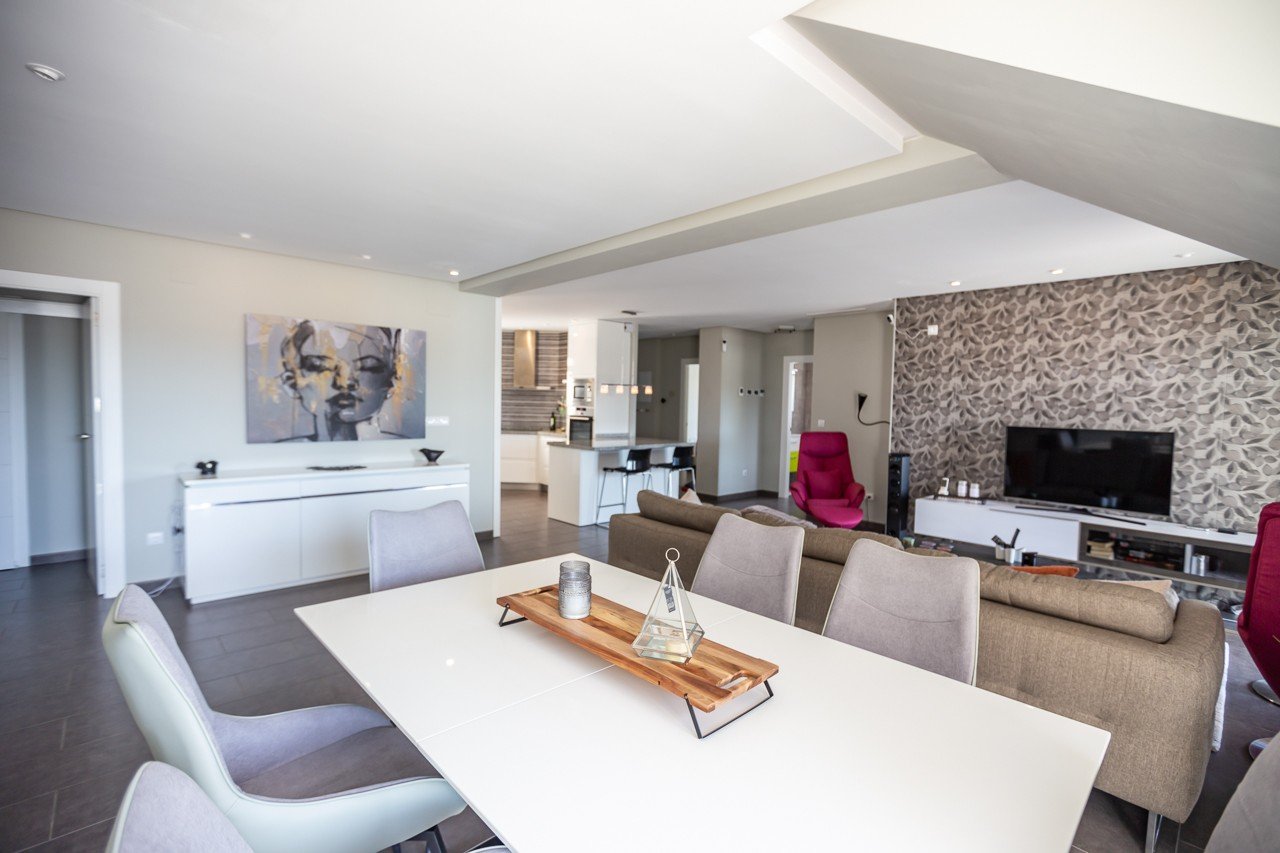 Erleben Sie luxuriöses Leben an der Küste in diesem atemberaubenden Penthouse-Wohnung zum Verkauf in der begehrten Gegend von Villamartin. Eigentlich