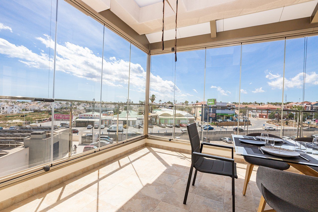 Erleben Sie luxuriöses Leben an der Küste in diesem atemberaubenden Penthouse-Wohnung zum Verkauf in der begehrten Gegend von Villamartin. Eigentlich