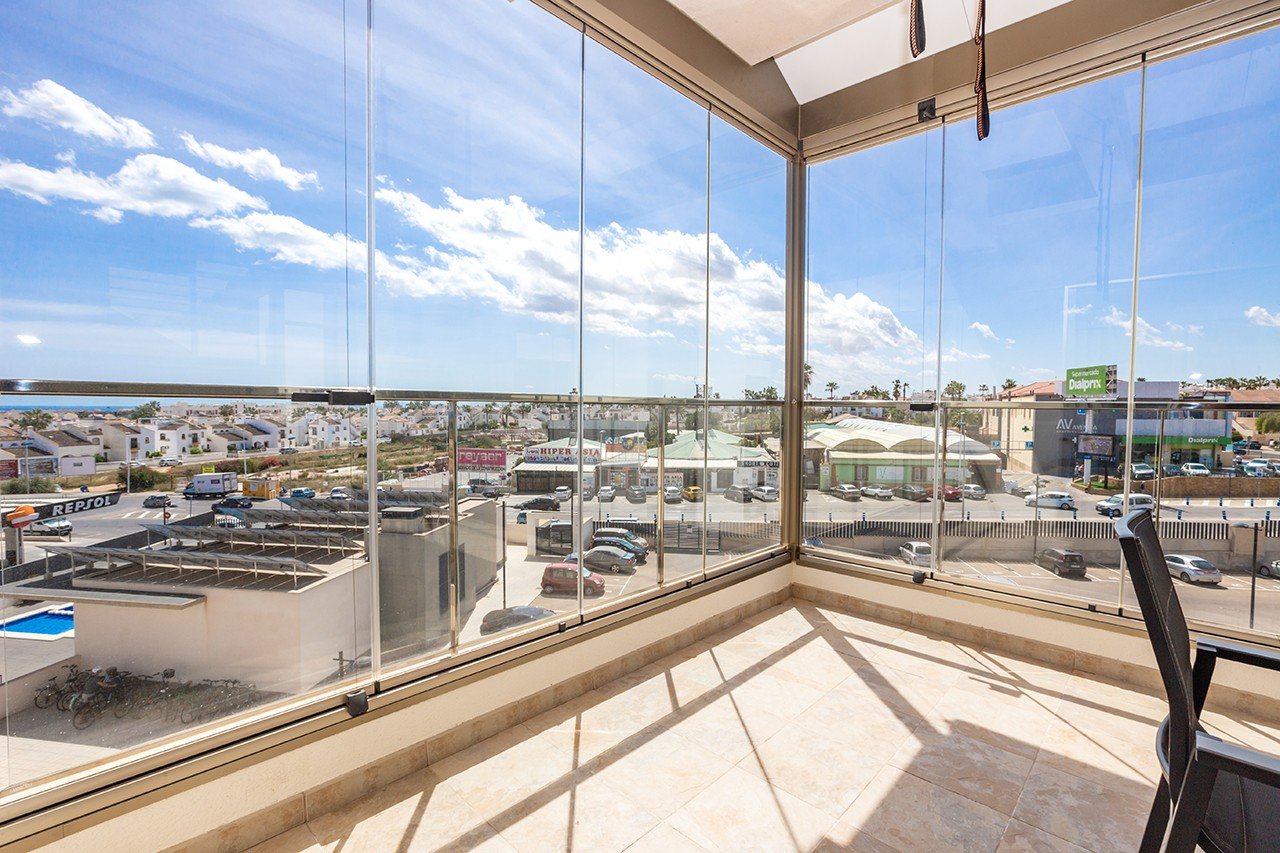 Erleben Sie luxuriöses Leben an der Küste in diesem atemberaubenden Penthouse-Wohnung zum Verkauf in der begehrten Gegend von Villamartin. Eigentlich