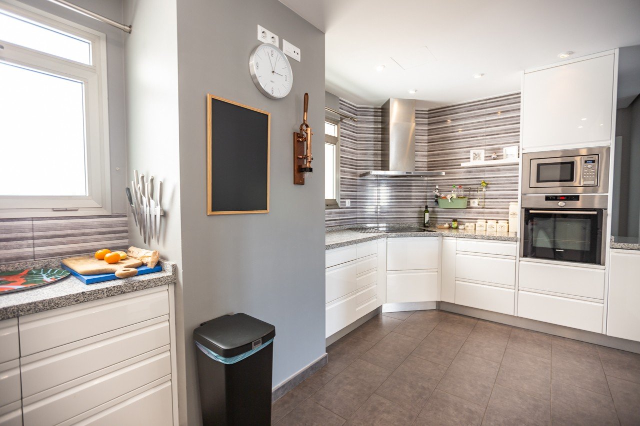 Erleben Sie luxuriöses Leben an der Küste in diesem atemberaubenden Penthouse-Wohnung zum Verkauf in der begehrten Gegend von Villamartin. Eigentlich
