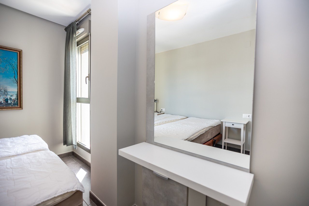 Erleben Sie luxuriöses Leben an der Küste in diesem atemberaubenden Penthouse-Wohnung zum Verkauf in der begehrten Gegend von Villamartin. Eigentlich