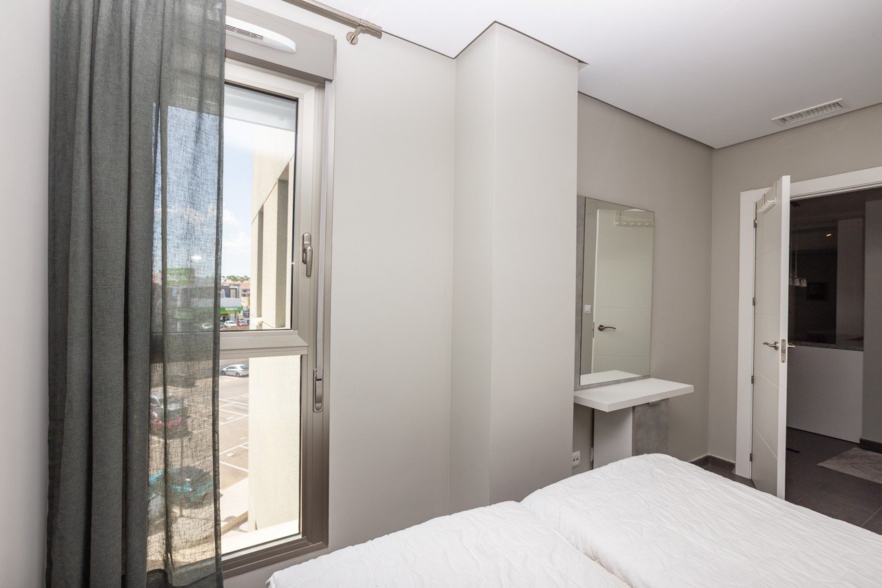 Erleben Sie luxuriöses Leben an der Küste in diesem atemberaubenden Penthouse-Wohnung zum Verkauf in der begehrten Gegend von Villamartin. Eigentlich