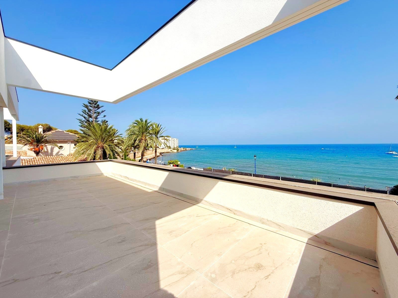 First line luxury villa under construction in Punta Prima
The first line plot of 1100 m2 with superb views over the Mediterranean sea 
