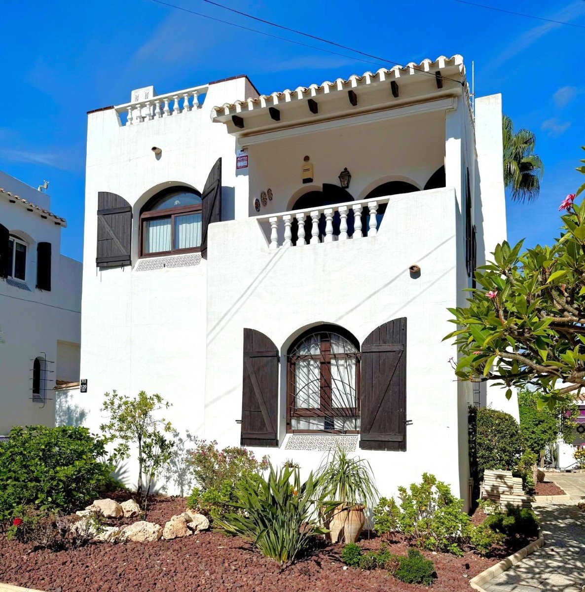   A traditional Spanish style very well maintained villa of 150 m2 including terraces,
on ground floor 3 bedrooms, of which two&amp;nbsp;wit