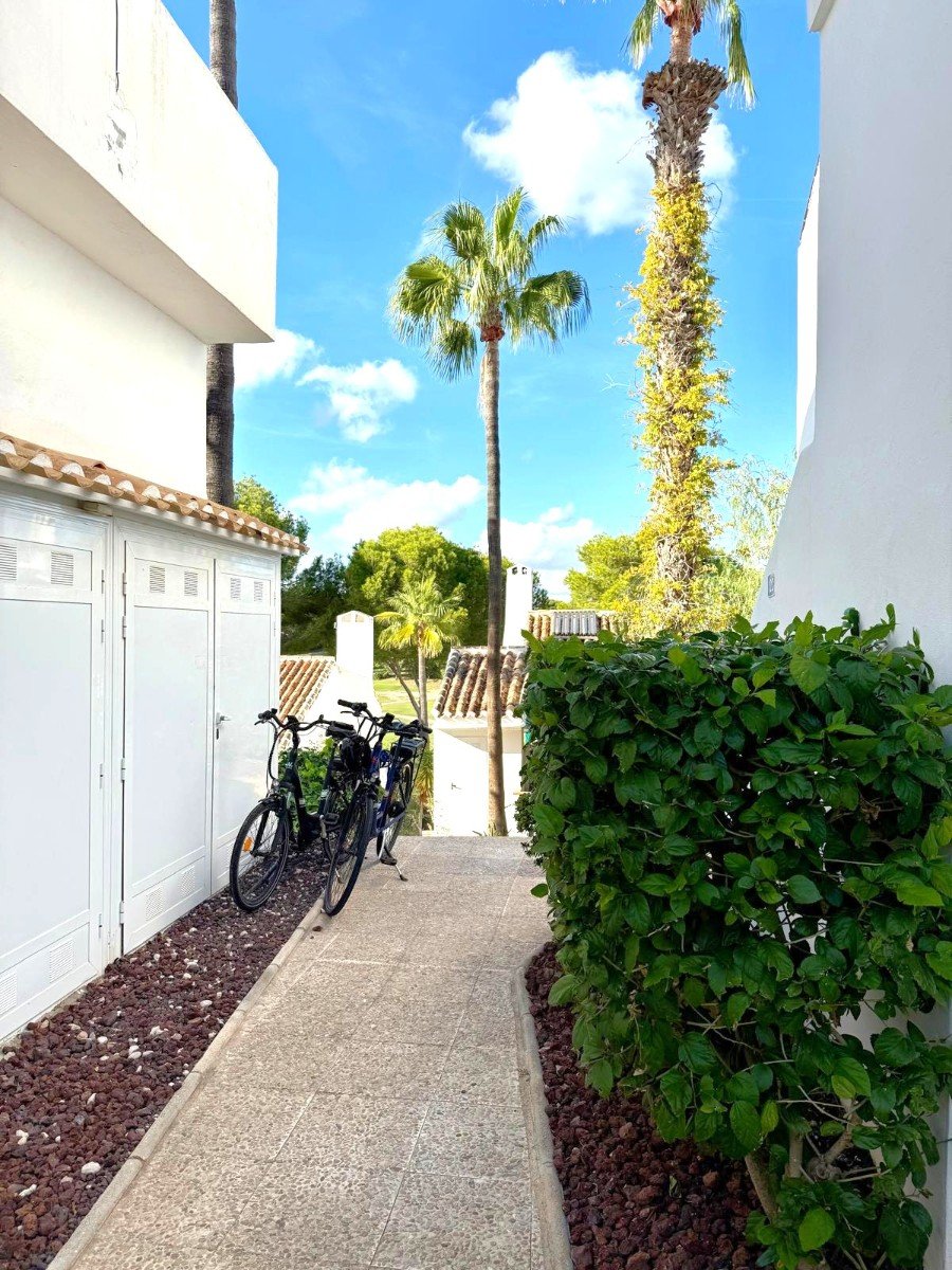   A traditional Spanish style very well maintained villa of 150 m2 including terraces,
on ground floor 3 bedrooms, of which two&amp;nbsp;wit