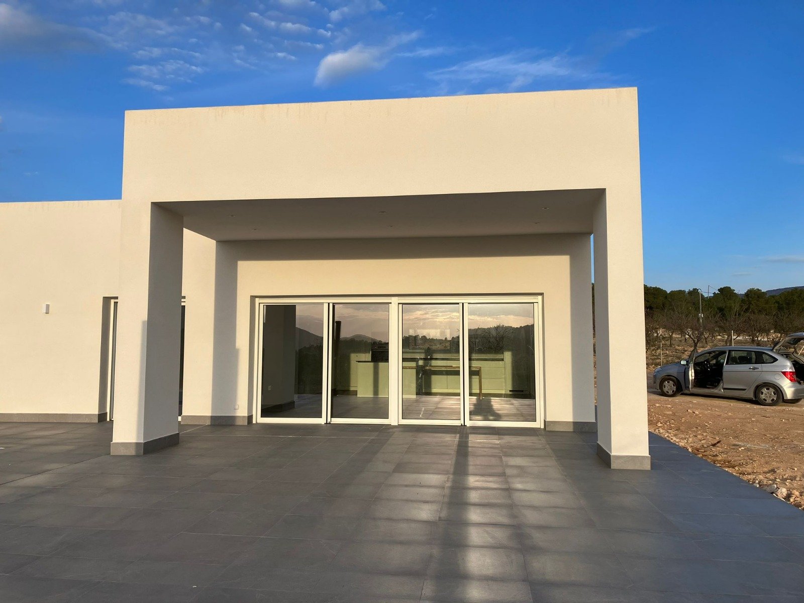 Dieses exklusive freistehende Chalet befindet sich in der charmanten Gemeinde Pinoso und bietet ein einzigartiges Wohnerlebnis. Mit einem Design, das