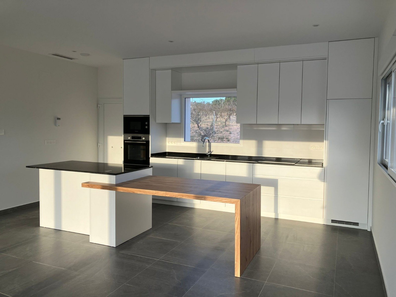 Dieses exklusive freistehende Chalet befindet sich in der charmanten Gemeinde Pinoso und bietet ein einzigartiges Wohnerlebnis. Mit einem Design, das