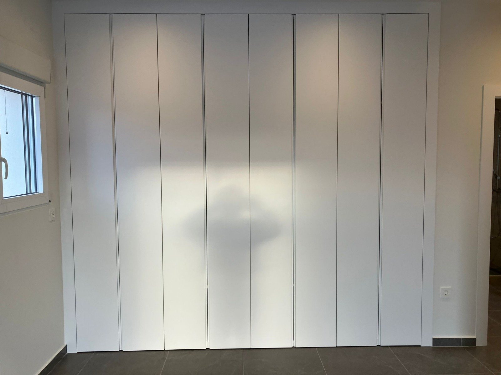 Dieses exklusive freistehende Chalet befindet sich in der charmanten Gemeinde Pinoso und bietet ein einzigartiges Wohnerlebnis. Mit einem Design, das
