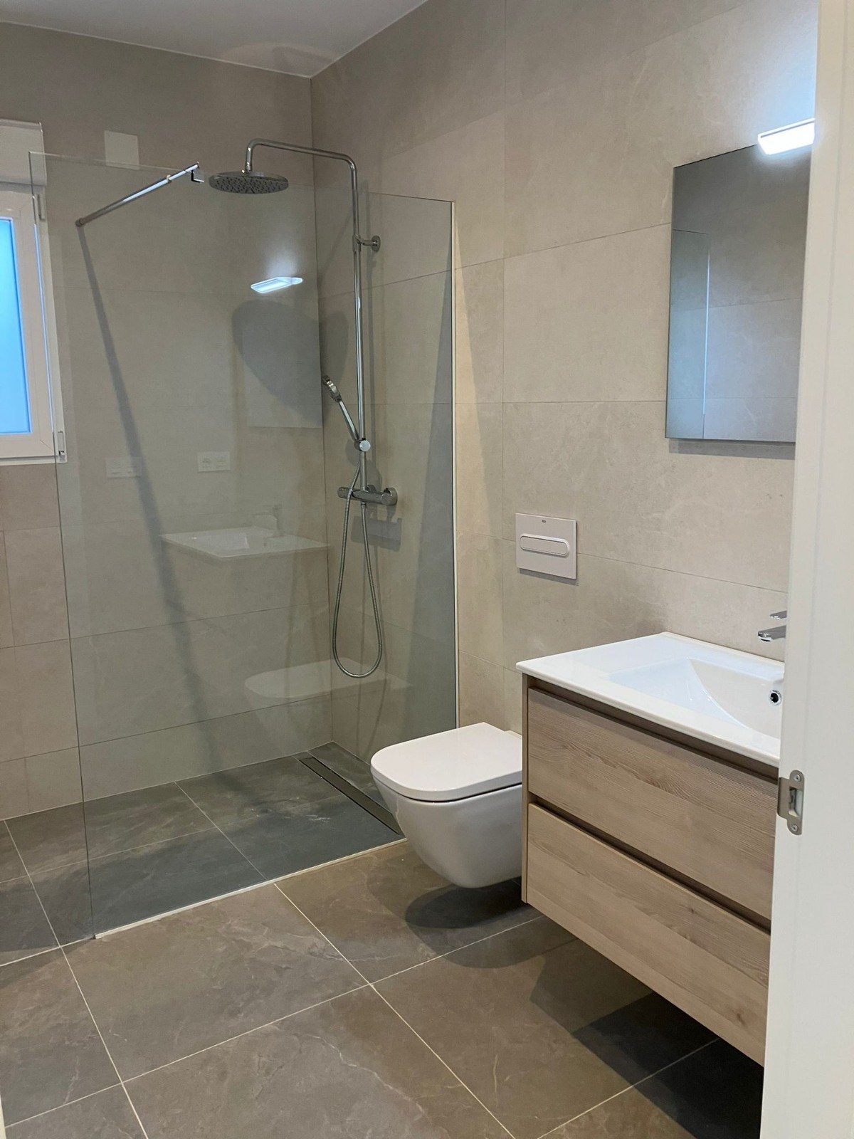 Dieses exklusive freistehende Chalet befindet sich in der charmanten Gemeinde Pinoso und bietet ein einzigartiges Wohnerlebnis. Mit einem Design, das