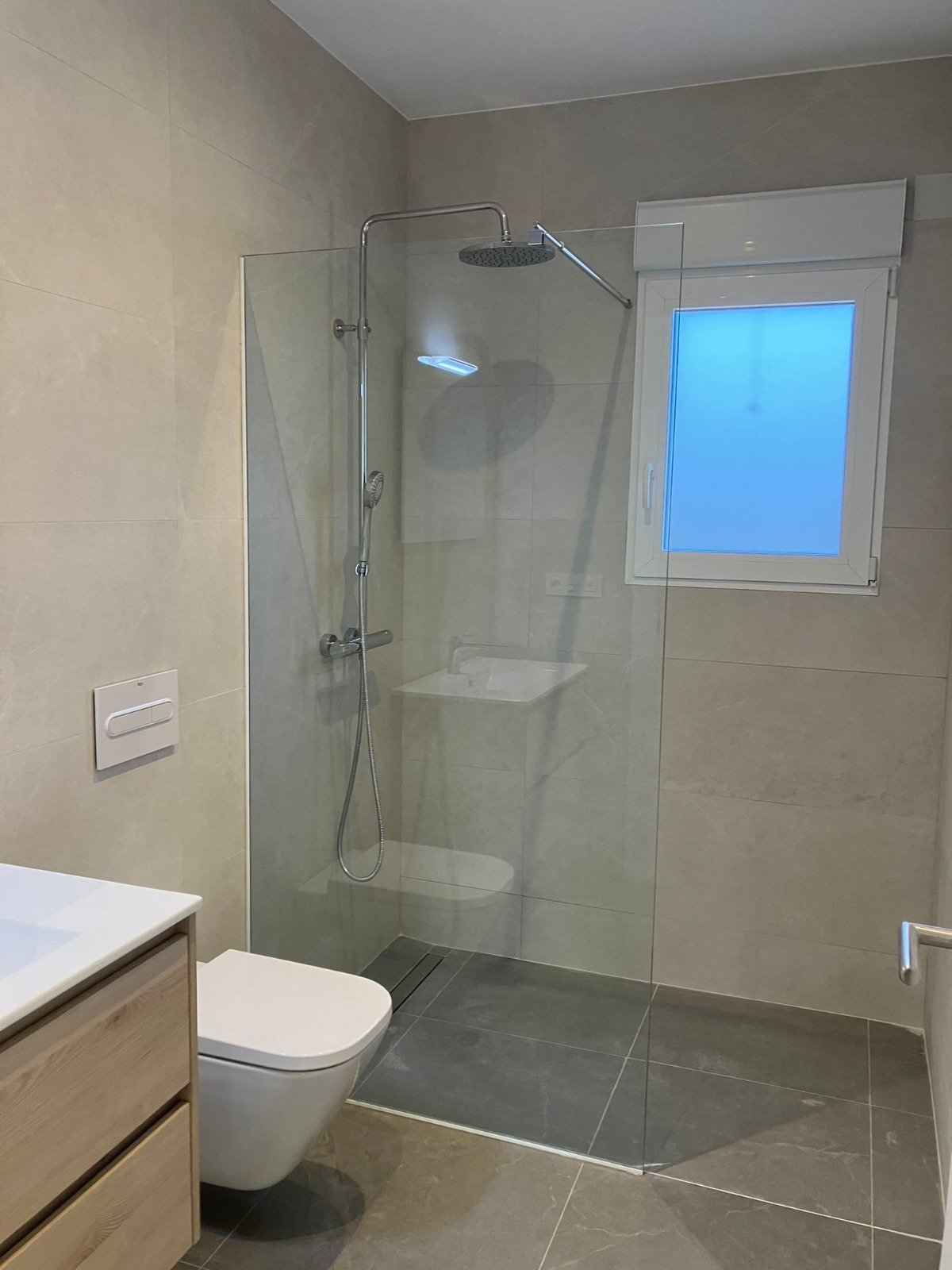Dieses exklusive freistehende Chalet befindet sich in der charmanten Gemeinde Pinoso und bietet ein einzigartiges Wohnerlebnis. Mit einem Design, das