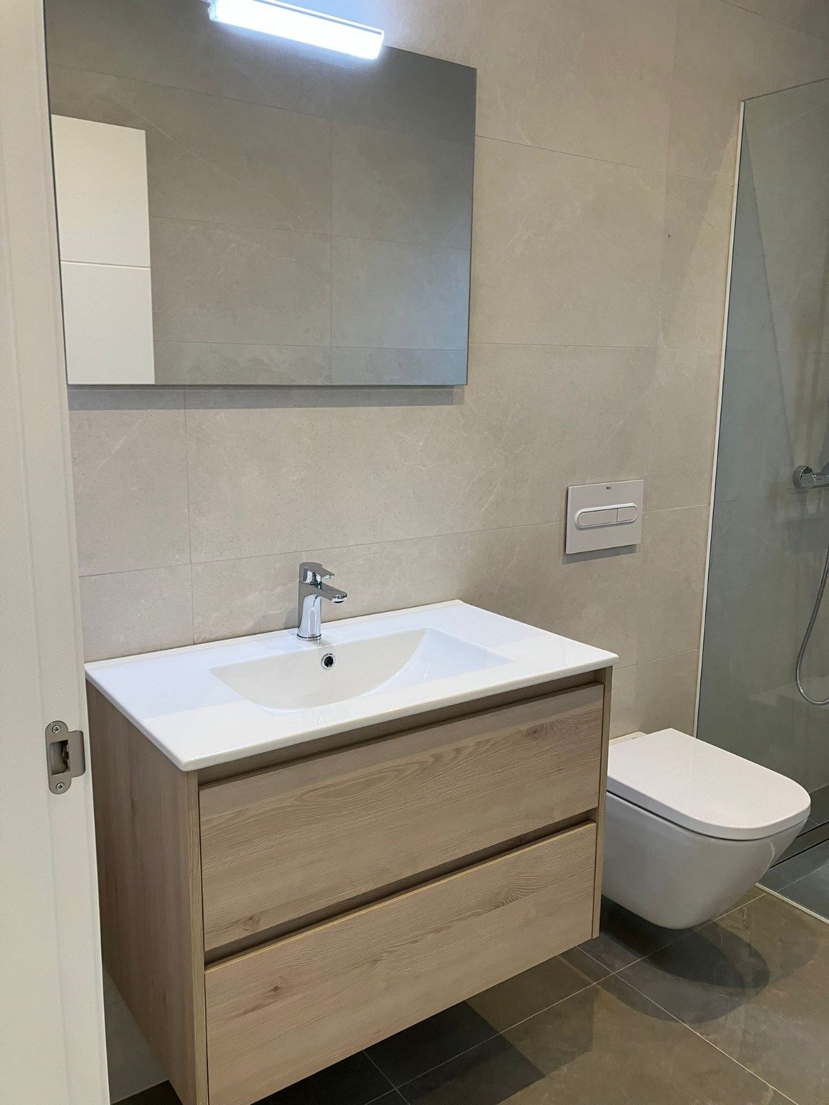 Dieses exklusive freistehende Chalet befindet sich in der charmanten Gemeinde Pinoso und bietet ein einzigartiges Wohnerlebnis. Mit einem Design, das