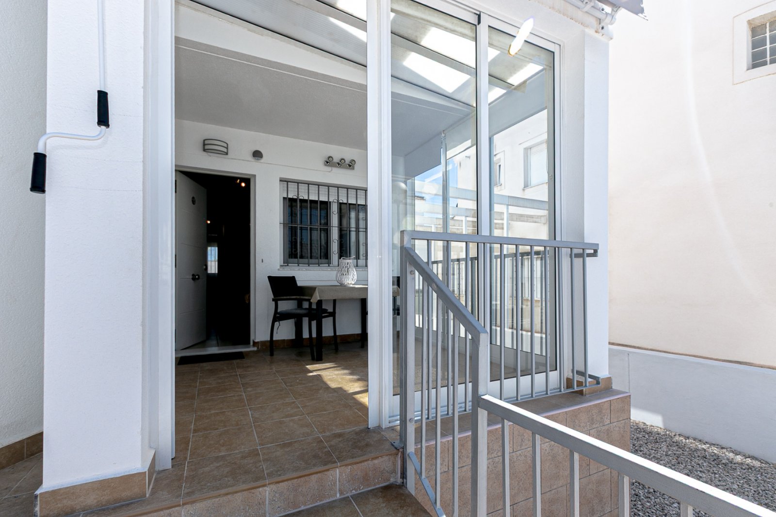 Wir präsentieren diese wunderschöne freistehende Villa in der Urbanisation La Marina, San Fulgencio (Alicante), einer sehr gefragten Wohngegend mit i