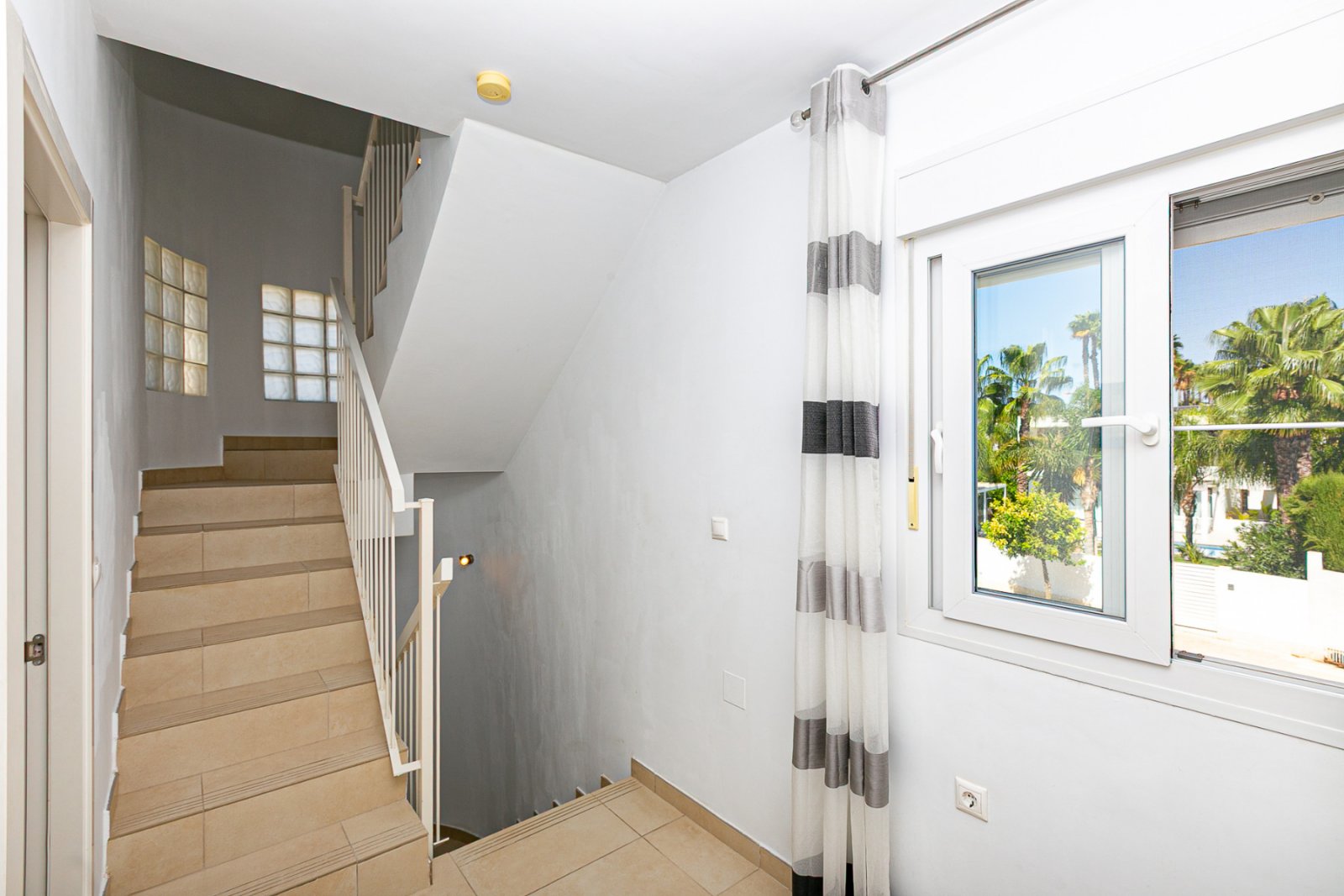 Wir präsentieren diese wunderschöne freistehende Villa in der Urbanisation La Marina, San Fulgencio (Alicante), einer sehr gefragten Wohngegend mit i