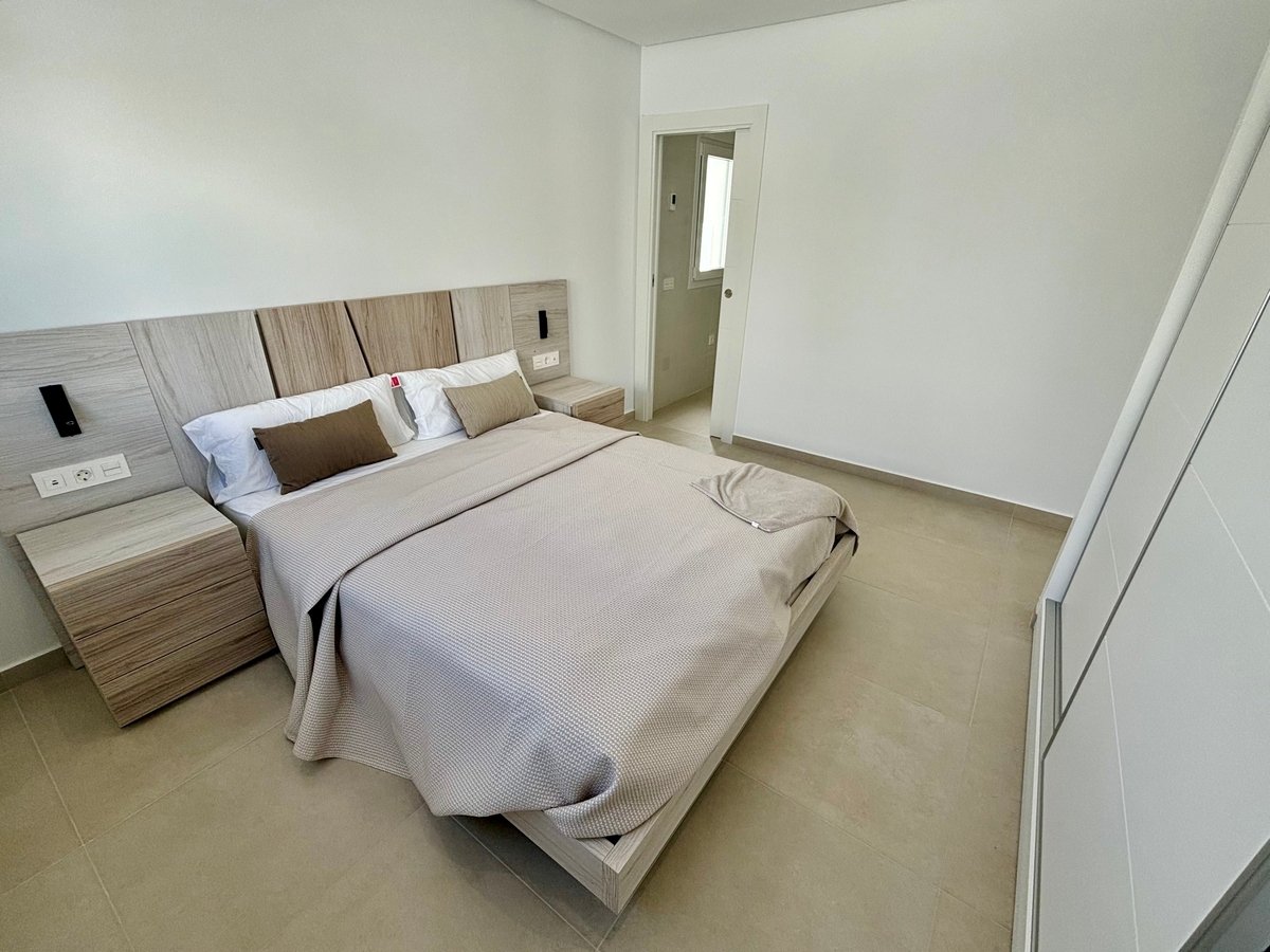In der charmanten Stadt Rojales gelegen, bietet diese exklusive Sammlung von 7 freistehenden Häusern eine ruhige und private Wohnumgebung. Diese Immo