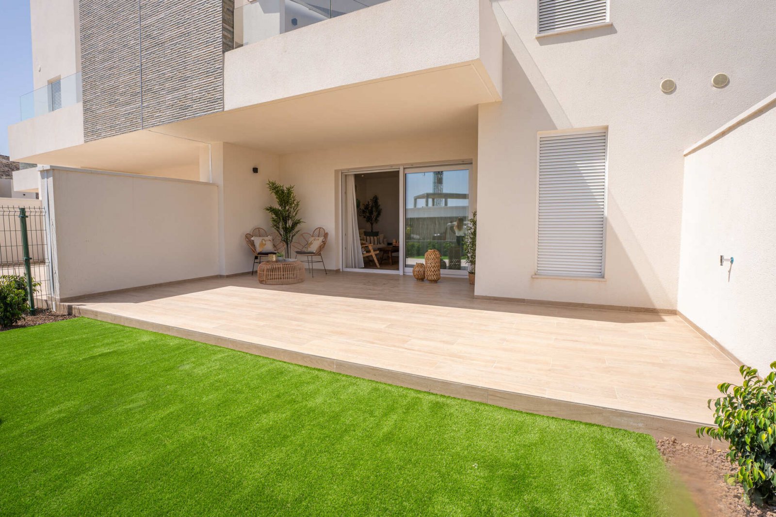 In der prestigeträchtigen Umgebung von La Finca Golf gelegen, bietet diese Wohnanlage eine exklusive Auswahl von 12 Wohnungen. Die verfügbaren Option