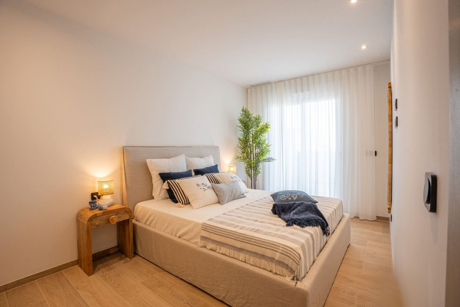 In der prestigeträchtigen Umgebung von La Finca Golf gelegen, bietet diese Wohnanlage eine exklusive Auswahl von 12 Wohnungen. Die verfügbaren Option