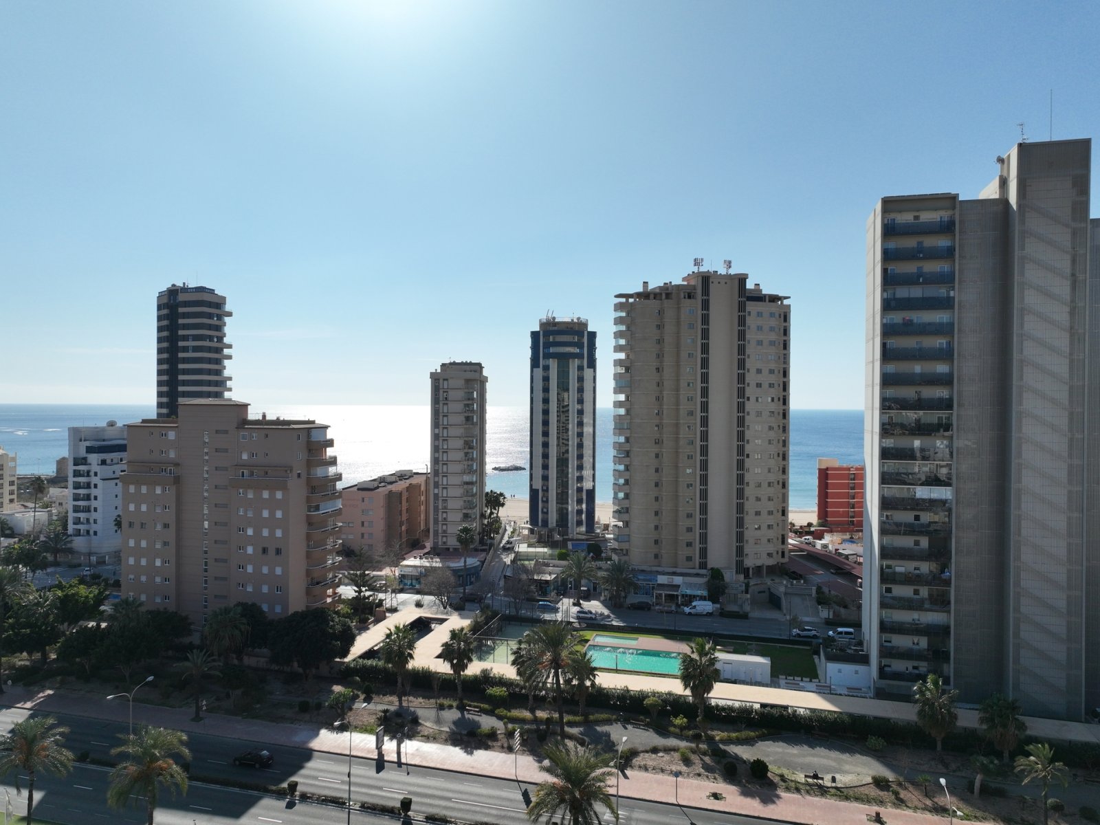 In der wunderschönen Stadt Calpe gelegen, bietet diese exklusive Wohnanlage eine Auswahl von 63 Immobilien, darunter Apartments und Penthäuser. Diese
