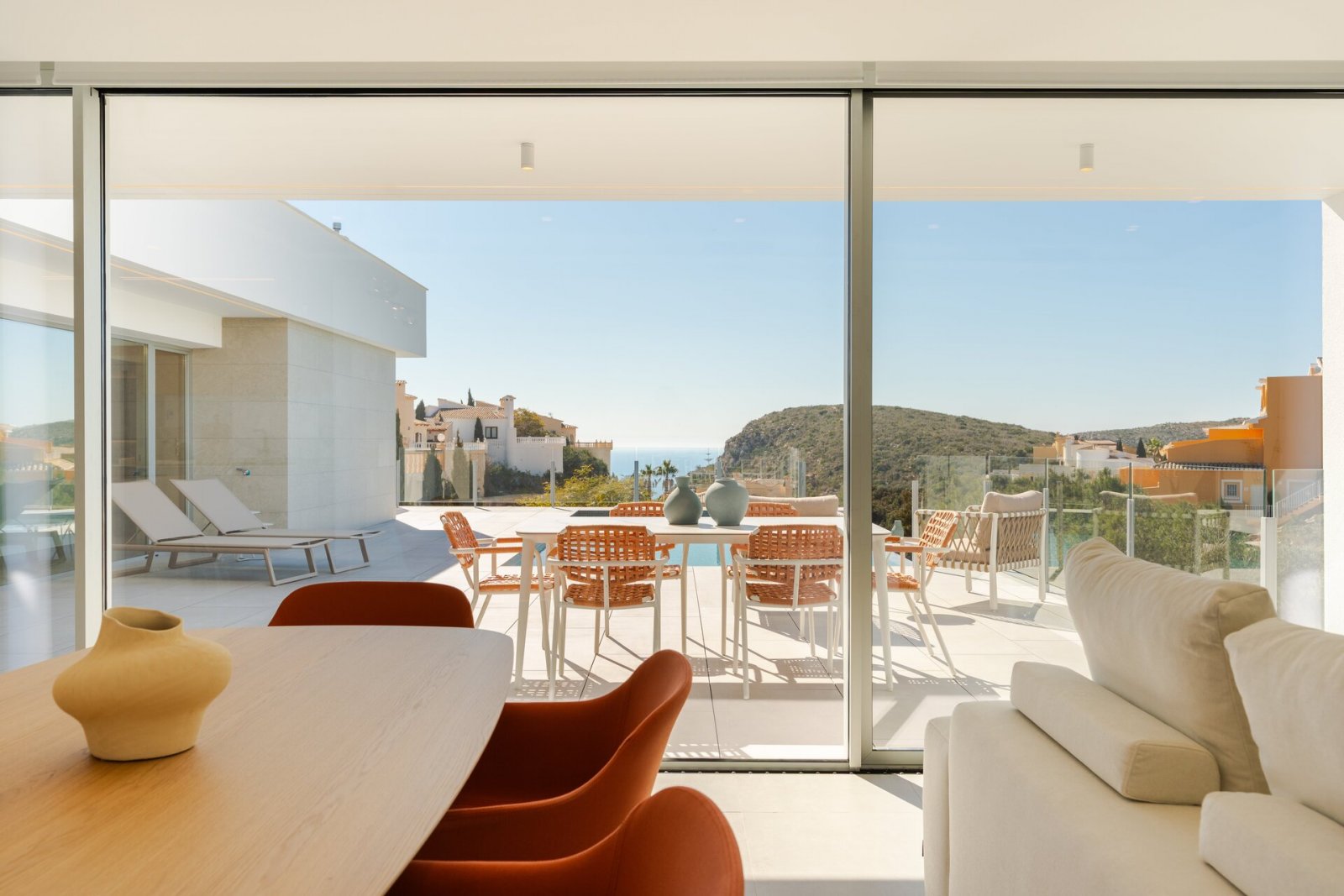 In der prestigeträchtigen Gegend von Cumbre del Sol gelegen, bieten diese exklusiven Villen eine luxuriöse Umgebung mit beeindruckendem Meerblick. Mi