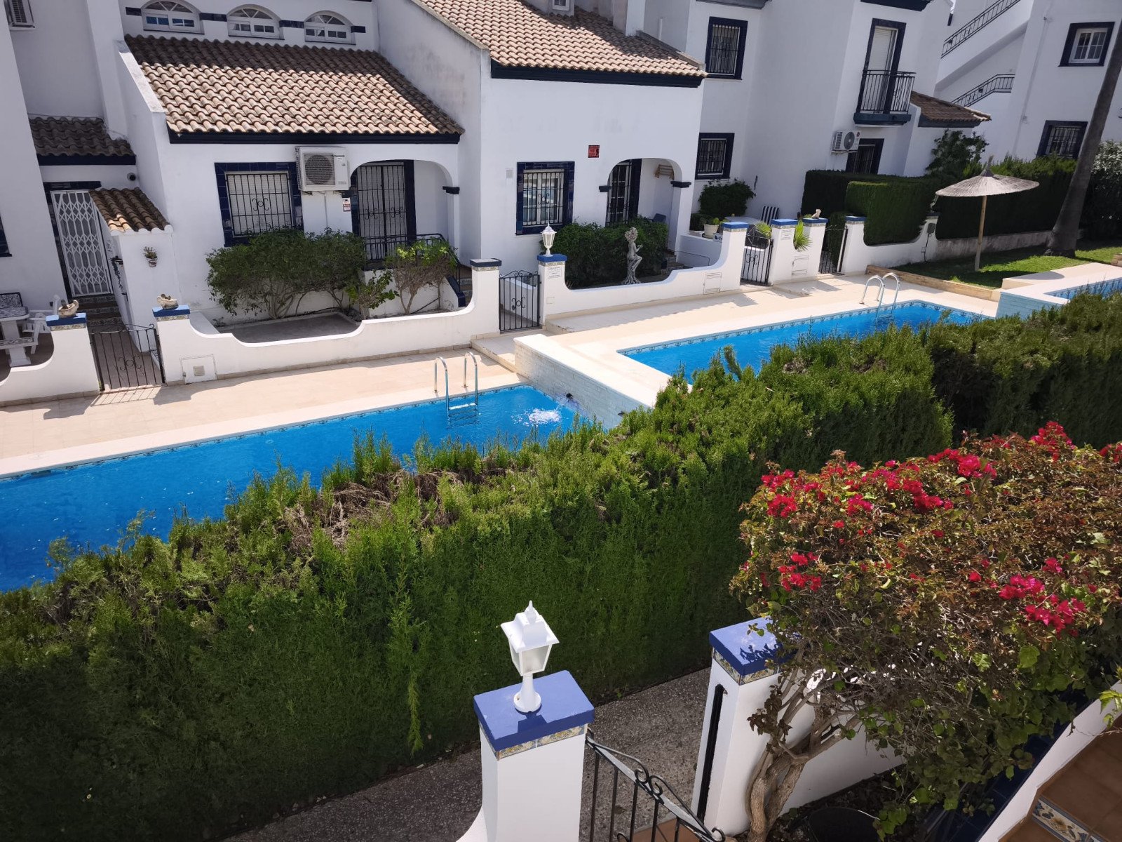Dieser wunderschöne, nach Süden ausgerichtete Bungalow Lola befindet sich in der begehrten Gegend von Villamartin Rioja in Orihuela Costa. Einkaufsmö