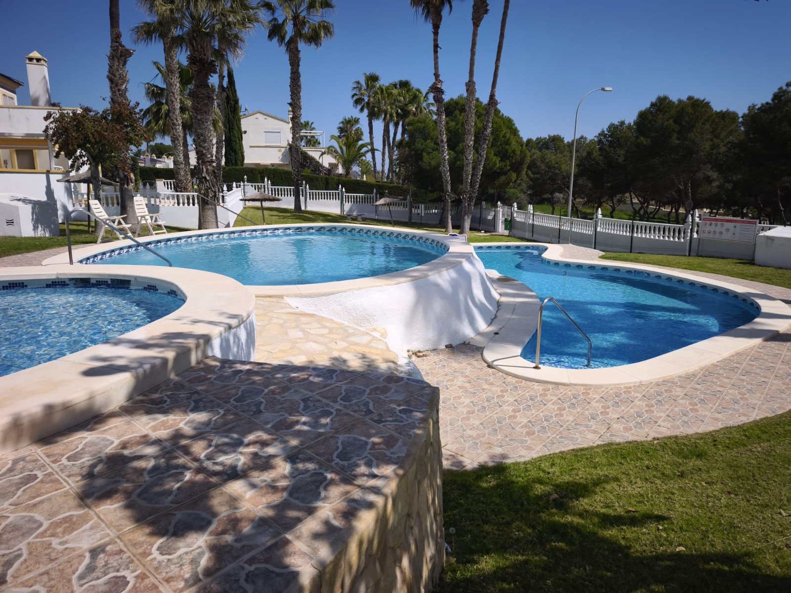 Dieser wunderschöne, nach Süden ausgerichtete Bungalow Lola befindet sich in der begehrten Gegend von Villamartin Rioja in Orihuela Costa. Einkaufsmö