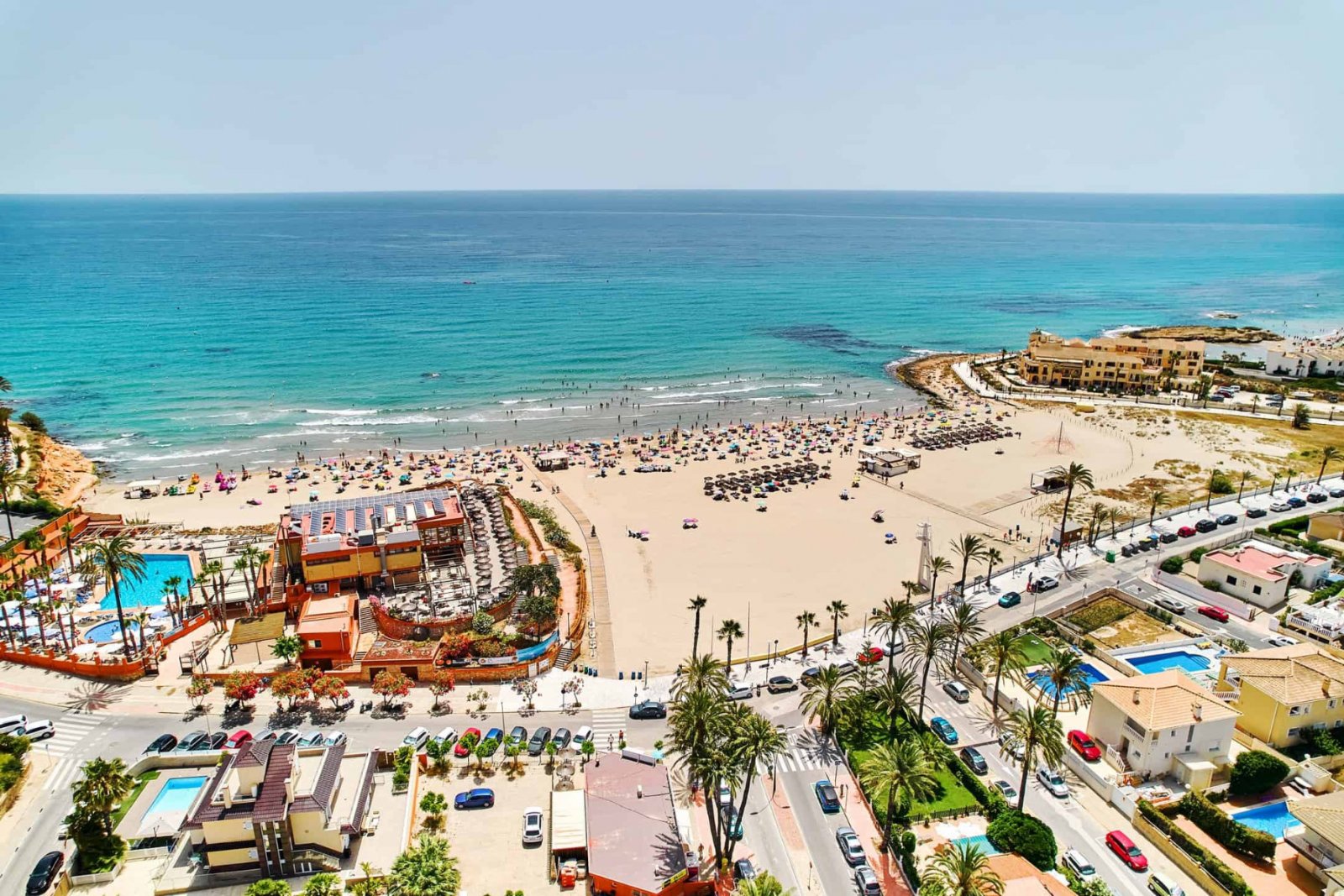Dieser wunderschöne, nach Süden ausgerichtete Bungalow Lola befindet sich in der begehrten Gegend von Villamartin Rioja in Orihuela Costa. Einkaufsmö