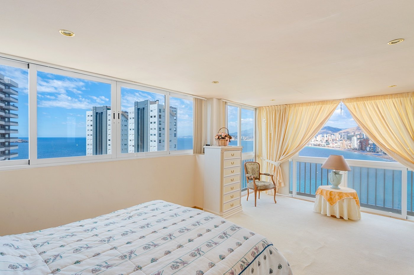 We present a rare opportunity in one of Benidorm’s most privileged locations: right next to the iconic Hotel Lid
